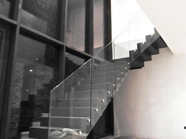 Escalier crémaillère en acier laqué/verre